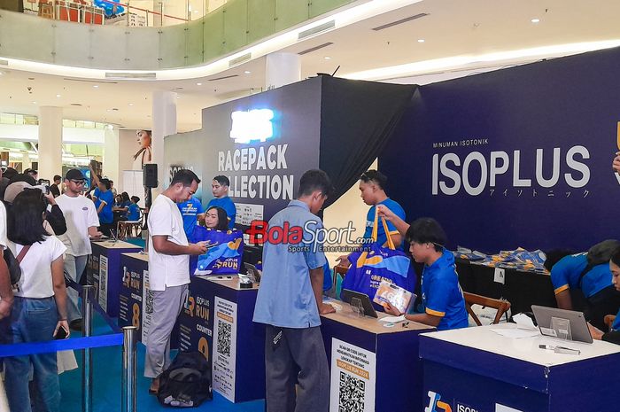 Suasana racepack collection ISOPLUS RUN Surabaya 2024 di Ciputra World, Surabaya, Jawa Timur, Sabtu (19/10/2024).