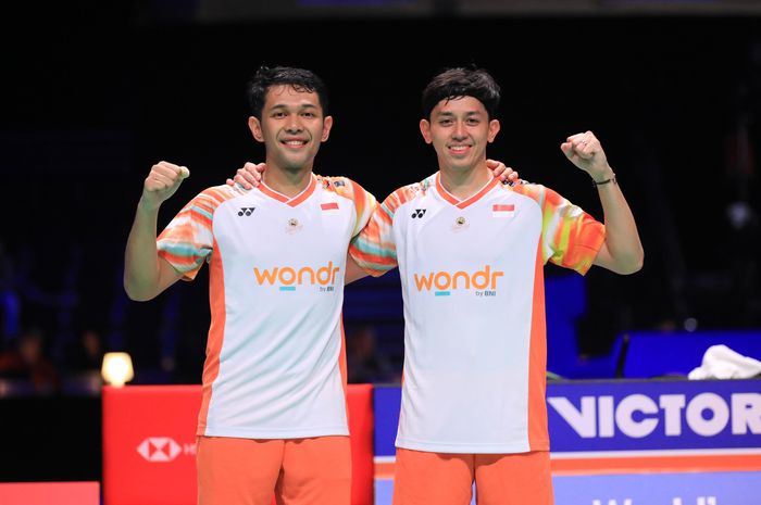 Ganda putra Indonesia, Fajar Alfian/Muhammad Rian Ardianto, berpose setelah memenangi laga perempat final Denmark Open 2024 di Jyske Bank Arena, Odense, Denmark, 18 Oktober 2024.