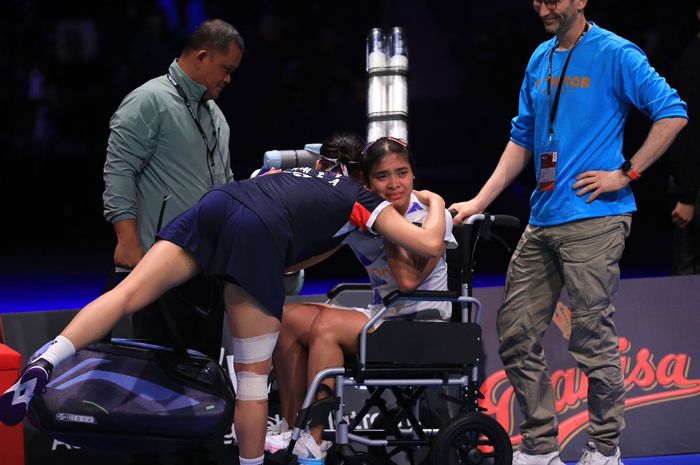 Sportivitas dua tunggal putri hebat, An Se-young (Korea Selatan) memeluk Gregoria Mariska Tunjung yang menangis kesakitan di atas kursi roda akibat cedera di semifinal Denmark Open 2024 di Jyske Bank Arena, Odense, Denmark, Sabtu (19/10/2024).