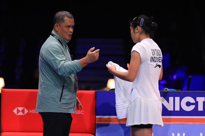 Pelatih tunggal putri PBSI, Herli Djaenudin saat memberikan instruksi pada Gregoria Mariska Tunjung di babak semifinal Denmark Open 2024, di Jyske Bank Arena, Odense, Denmark, Sabtu (19/10/2024).