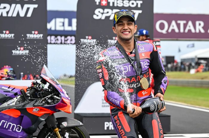 Pembalap Prima Pramac, Jorge Martin, merayakan kemenangannya pada sprint MotoGP Australia di Sirkuit Phillip Island, Phillip Island, Australia, 19 Oktober 2024.