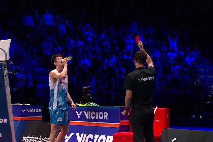 Tunggal putra China, Li Shi Feng, menerima kartu merah setelah membanting raket pasca-kekalahannya dari Anders Antonsen (Denmark), di perempat final Denmark Open 2024 pada 18 Oktober 2024 di Jyske Bank Arena, Odense, Denmark.