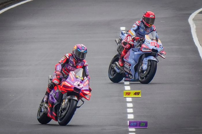 Jorge Martin (kiri) dan Marc Marquez (kanan) kembali ke garasi di sela-sela kualifikasi MotoGP Australia di Sirkuit Phillip Island, Phillip Island, Australia, 19 Oktober 2024.