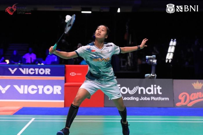 Aksi tunggal putri Indonesia, Putri Kusuma Wardani, saat tampil pada semifinal Denmark Open 2024 di Jyske Bank Arena, Odense, Denmark, 19 Oktober 2024.