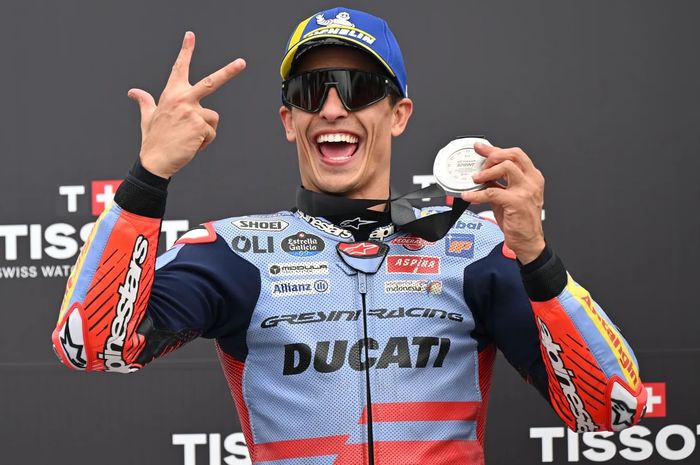 Pembalap Gresini Racing, Marc Marquez, merayakan podium usai finis kedua pada Sprint MotoGP Australia 2024