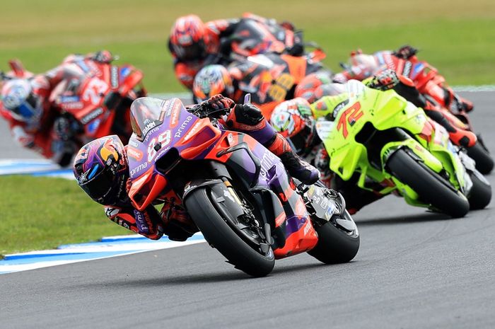 Pembalap Prima Pramac, Jorge Martin, melesat di depan grup pembalap saat sprint MotoGP Australia di Sirkuit Phillip Island, Phillip Island, Australia, 19 Oktober 2024. 