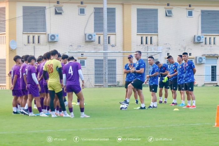 Timnas U-17 Vietnam menjalani sesi latihan jelang Kualifikasi Piala Asia U-17 2025.