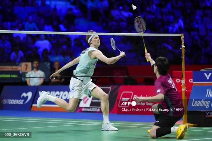 Tunggal putra Denmark, Anders Antonsen saat melawan wakil Jepang, Takuma Obayashi pada babak 16 besar Denmark Open 2024 di Jyske Bank Arena, Odense, Denmark, Kamis (17/10/2024).