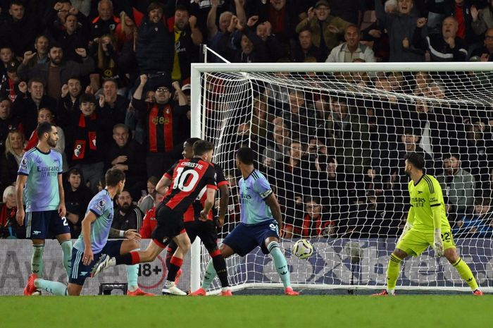 Gelandang Bournemouth, Ryan Christie, mencetak gol ke gawang Arsenal pada laga pekan ke-8 Liga Inggris di Stadion Vitality, Sabtu (19/10/2024).