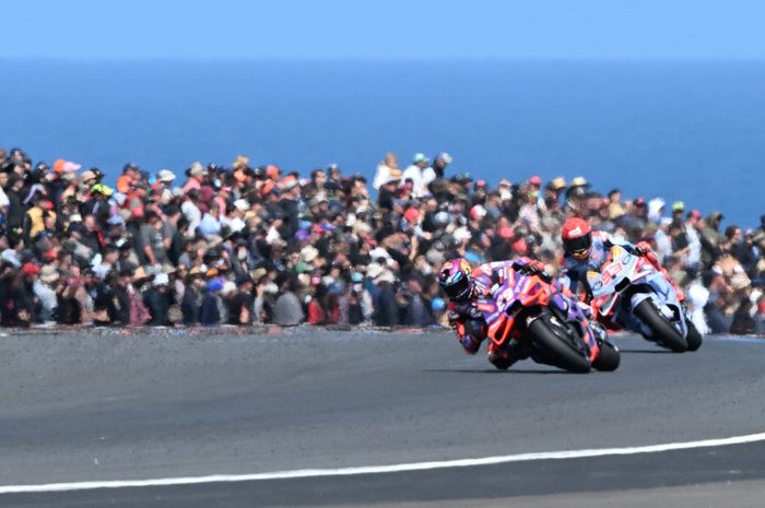 Pembalap Prima Pramac, Jorge Martin, bersaing dengan Marc Marquez dari tim Gresini Racing untuk posisi pertama dalam balapan MotoGP Australia di Sirkuit Phillip Island, Phillip Island, Australia, 20 Oktober 2024.