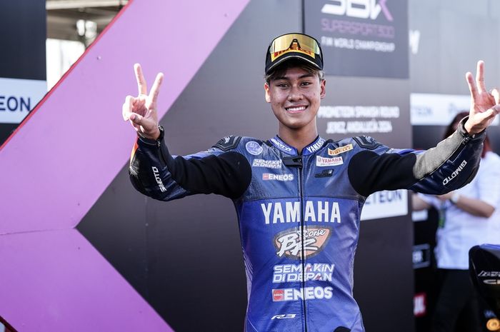 Pembalap Team BrCorse Yamaha, Aldi Satya Mahendra, merayakan podium ketiga setelah balapan pertama WorldSSP300 seri Jerez di Sirkuit Jerez, Jerez de la Frontera, Spanyol, 19 Oktober 2024.