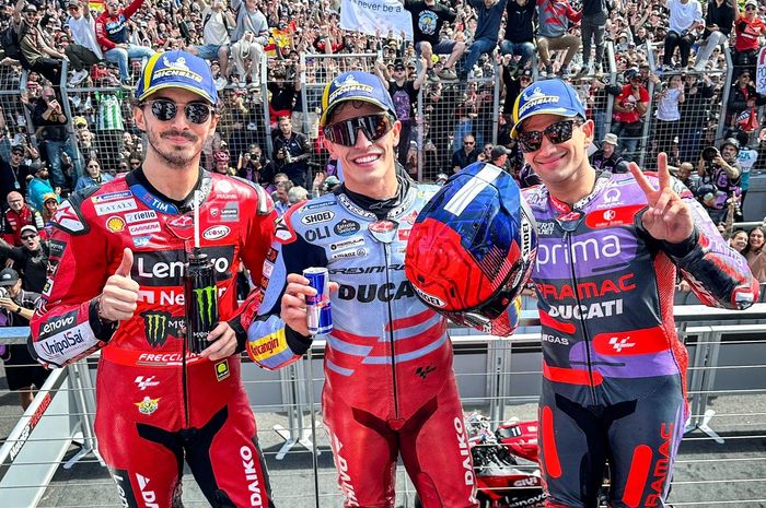 (Ki-ka) Francesco Bagnaia, Marc Marquez, dan Jorge Martin berpose di atas podium setelah balapan MotoGP Australia di Sirkuit Phillip Island, Phillip Island, Australia, 20 Oktober 2024.