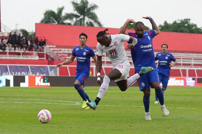 Laga Arema FC vs Malut United pada pekan ke-8 Liga 1, Sabtu (19/10/2024) di Blitar. 