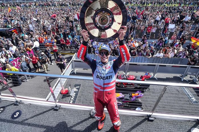 Pembalap Gresini Racing, Marc Marquez, mengangkat trofinya setelah memenangi balapan MotoGP Australia di Sirkuit Phillip Island, Australia, 20 Oktober 2024. 