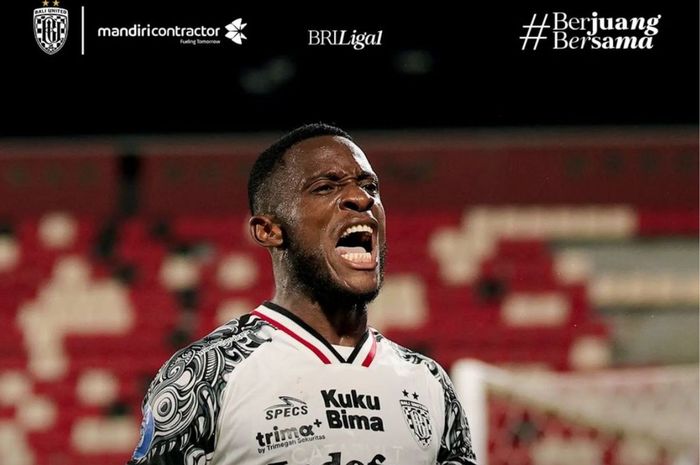 Selebrasi penyerang Bali United, Privat Mbarga, saat mencetak gol ke gawang Persita Tangerang pada pekan kedelapan Liga 1 2024/2025.