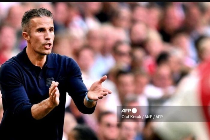 Feyenoord Rotterdam resmi menunjuk Robin van Persie sebagai pelatih tim utama.