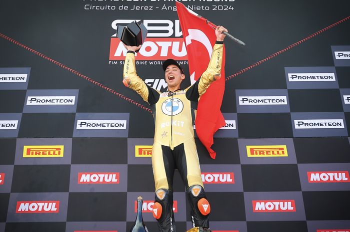 Toprak Razgatlioglu merayakan gelar juara dunia setelah balapan pertama WorldSBK seri Spanyol di Sirkuit Jerez, Jerez de la Frontera, Spanyol, 19 Oktober 2024.