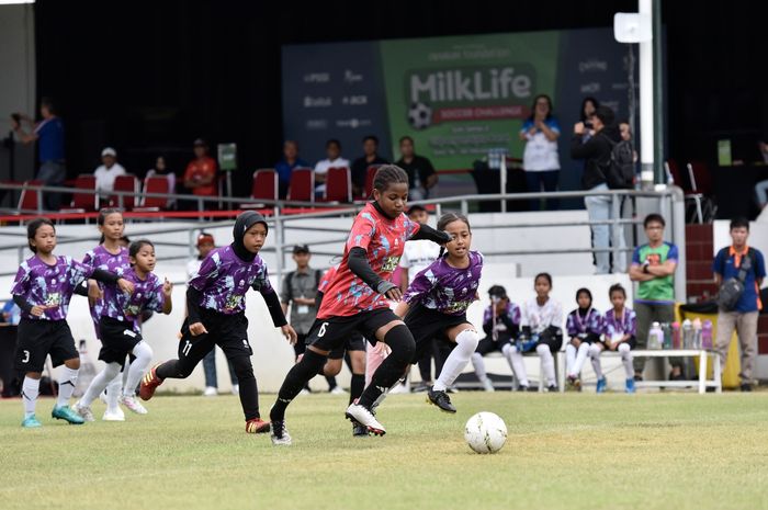 Aksi Ika Wonda mengolah bola yang mengantarkan tim KU 10 SD Kristen Manahan menjadi juara sekaligus mendapatkan gelar top scorer dengan total 43 gol.