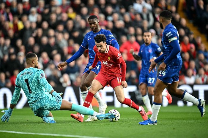 Aksi gelandang Liverpool, Curtis Jones, pada laga pekan ke-8 Liga Inggris melawan Chelsea di Stadion Anfield, Minggu (20/10/2024).