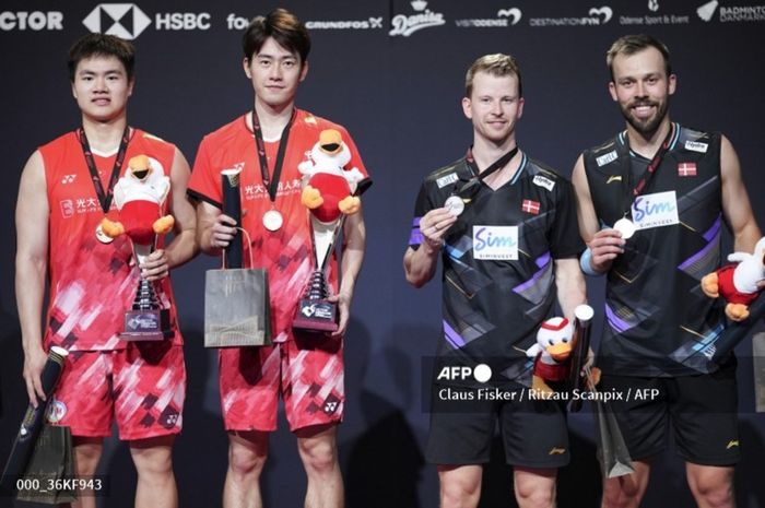 Ganda putra China, Liang Wei Keng/Wang Chang dan ganda putra Denmark, Kim Astrup/Anders Skaarup Rasmussen saat berdiri di podium Denmark Open 2024 di Jyske Bank Arena, Odense, Denmark, Minggu (20/10/2024).