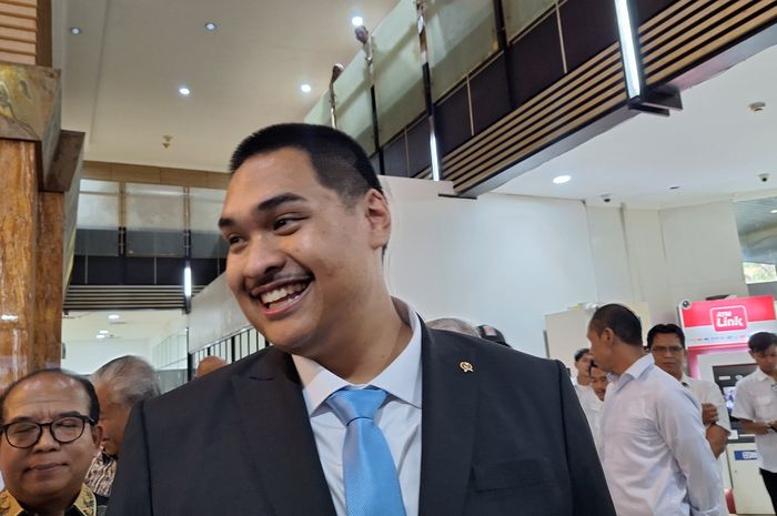 Menteri Pemuda dan Olahraga (Menpora) Dito Ariotedjo saat memberi keterangan kepada awak media di Kantor Kemenpora, Senayan, Jakarta, Senin (21/10/2024).