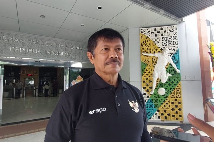 Pelatih Timnas U-20 Indonesia Indra Sjafri saat memberi keterangan kepada awak media di Kantor Kemenpora, Senayan, Jakarta, Selasa (21/10/2024).