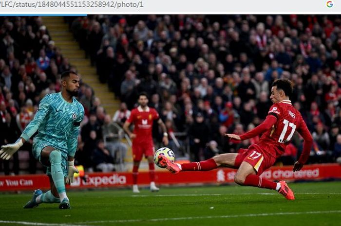 Liverpool kembali merebut puncak klasemen Liga Inggris dari Manchester City usai menang atas Chelsea.