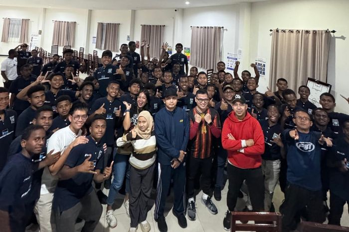 Siswa-siswa Papua Football Academy bersama Bolasport.com dan jurnalis lain dalam acara media visit pada Minggu (19/10/2024) di Timika.