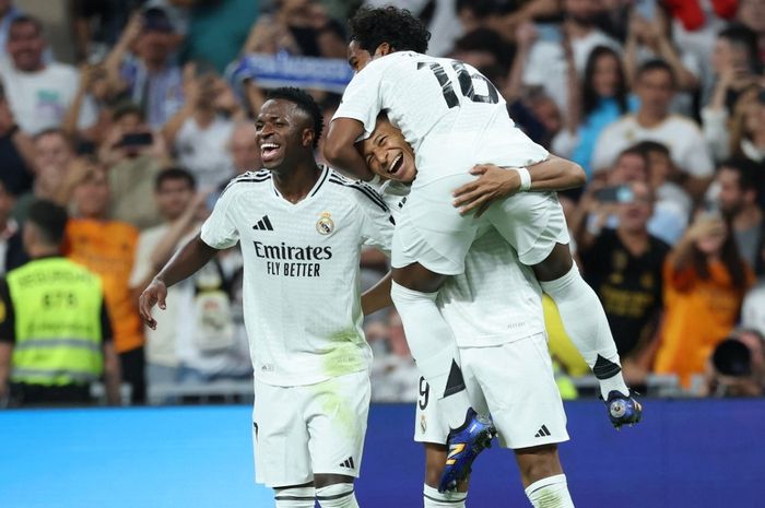 Trio penyerang elite Real Madrid, Vinicius Junior (kiri), Kylian Mbappe, dan Endrick Felipe, merayakan gol saat bertemu Espanyol di Santiago Bernabeu (21/9/2024).