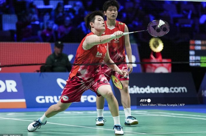 Pasangan ganda putri China, Liu Sheng Shu/Tan Ning, pada final Denmark Open 2024  di Jyske Bank Arena, Odense, Denmark, Minggu (20/10/2024).