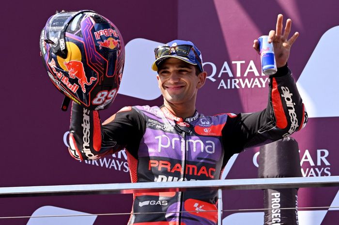 Pembalap Pramac, Jorge Martin, berpose di podium kedua balapan MotoGP Australia 2024 di Sirkuit Phillip Island, Minggu (20/10/2024).