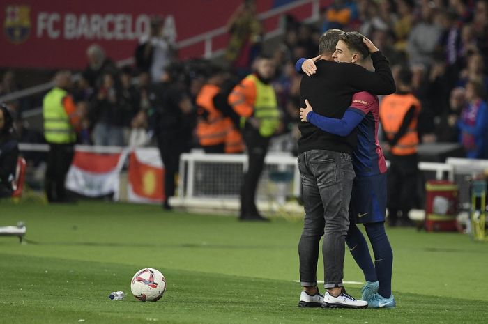 Pelatih Barcelona, Hansi Flick, memeluk Pablo Gavi saat sang pemain kembali pulih dari cedera dalam laga kontra Sevilla di pekan ke-10 Liga Spanyol (20/10/2024).