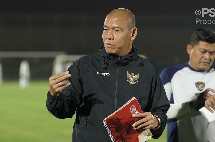 Pelatih Timnas U-17 Indonesia, Nova Arianto saat memimpin sesi latihan di Kuwait sebelum Kualifikasi Piala Asia U-17 2025