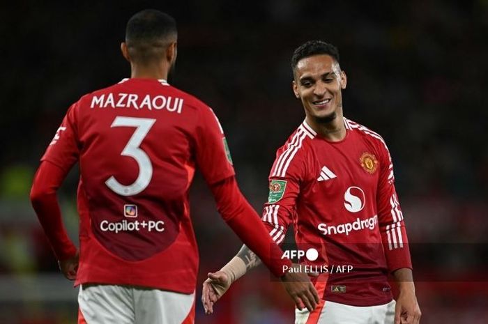 Winger Manchester United Antony bersama bek sayap Noussair Mazraoui.