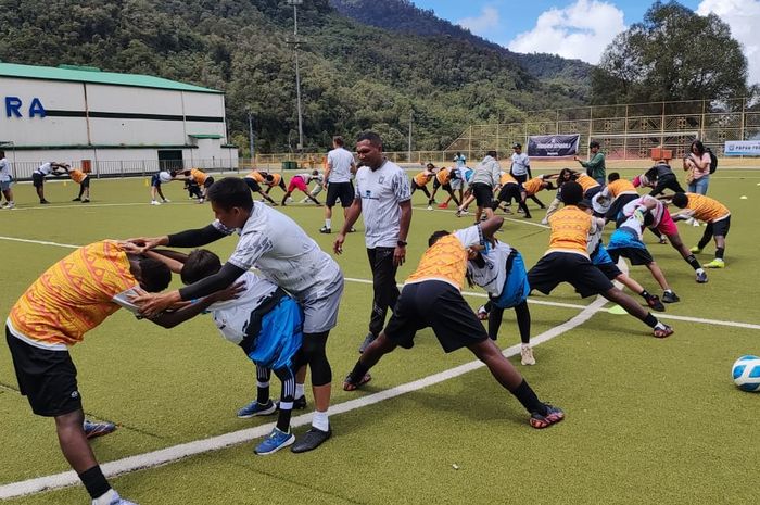 Latihan bersama siswa-siswa Papua Football Academy dengan pelajar sekolah di Tembagapura, Selasa (22/10/2024).