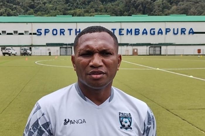 Pelatih kepala Papua Football Academy, Ardiles Rumbiak.