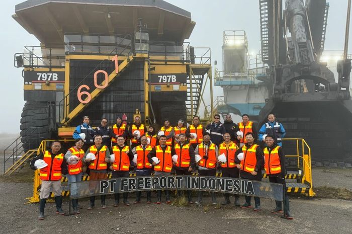 Sebagian staf dan pelatih Papua Football Academy bersama media melakukan kunjungan ke Tambang Grasberg PT Freeport Indonesia, Selasa (22/10/2024).