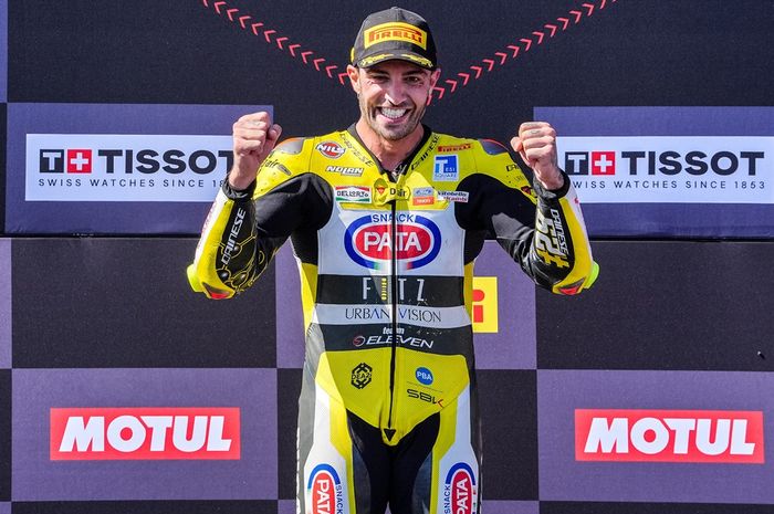 Pembalap Team GoEleven, Andrea Iannone, merayakan kemenangan pada balapan pertama WorldSBK seri Aragon di Sirkuit Aragon, Alcaniz, Spanyol, 28 September 2024.