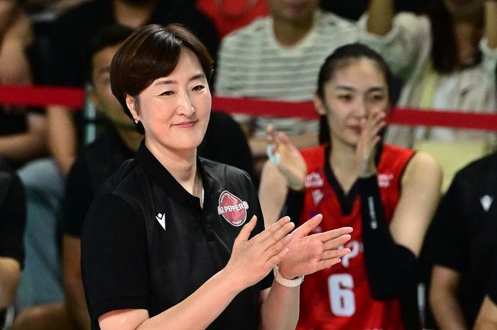 Pelatih Gwangju AI Pepper Savings Bank, Chang So-yeon, saat mendampingi anak asuhnya dalam pertandingan kontra Suwon Hyundai E&amp;C Hillstate di fase grup KOVO Cup 2024 di Tongyeong, Korea Selatan, 29 September 2024.