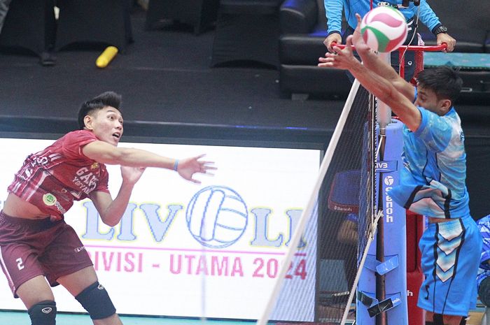 Outside hitter Ganevo Yogyakarta, Ilham Akbar, melakukan spike ke arah barisan pertahanan Perumda Tirta Bhagasasi Bekasi dalam laga penyisihan grup Livoli Divisi Utama 2024 di Bogor, Jawa Barat, 22 Oktober 2024.