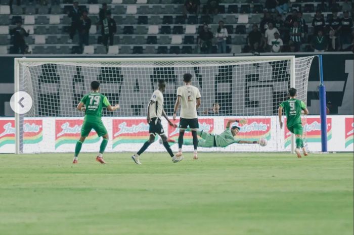 Suasana Pertandingan antara Persebaya Surabaya Vs PSM Makassar dalam laga pekan ke-9 Liga 1 2024/2025 di Stadion Gelora Bung Tomo, Surabaya, Rabbu (23/10/2024).