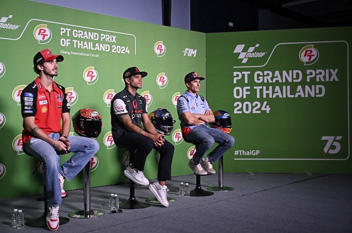 Dari kiri ke kanan, Francesco Bagnaia (Ducati), Jorge Martin (Pramac), dan Marc Marquez (Gresini) dalam konferensi pers menjelang MotoGP Thailand 2024 di Buriram, Kamis (24/10/2024).