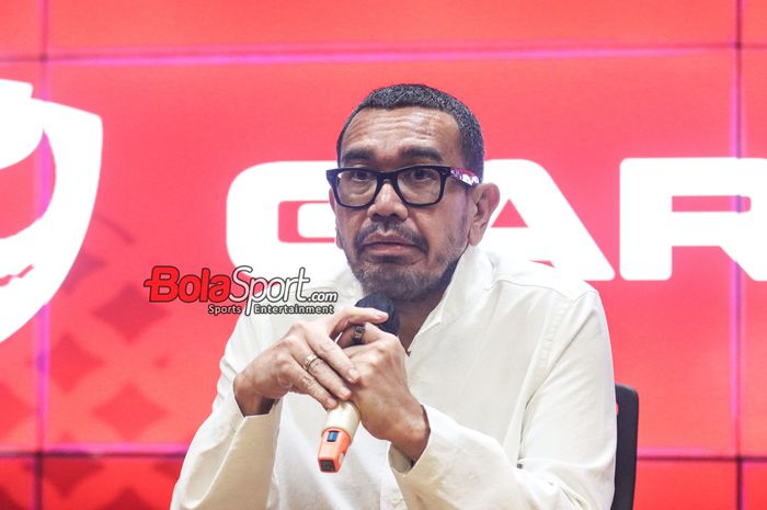 Anggota Komite Eksekutif PSSI, Arya Sinulingga, sedang memberikan keterangan kepada awak media di Media Center Stadion Utama Gelora Bung Karno, Senayan, Jakarta, Kamis (24/10/2024).