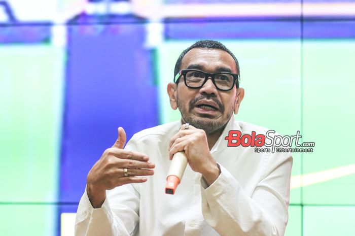 Anggota Komite Eksekutif PSSI, Arya Sinulingga, sedang memberikan keterangan kepada awak media di Media Center Stadion Utama Gelora Bung Karno, Senayan, Jakarta, Kamis (24/10/2024).