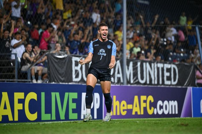 Bomber Buriram United asal Brasil, Guilherme Bissoli, melakukan selebrasi usai mencetak gol ke gawang Pohang Steelers.