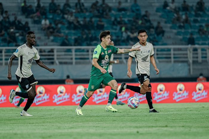 Suasana pertandingan Persebaya Surabaya vs PSM Makassar di Stadion Gelora Bung Tomo, Surabaya, Rabu (23/10/2024) malam WIB