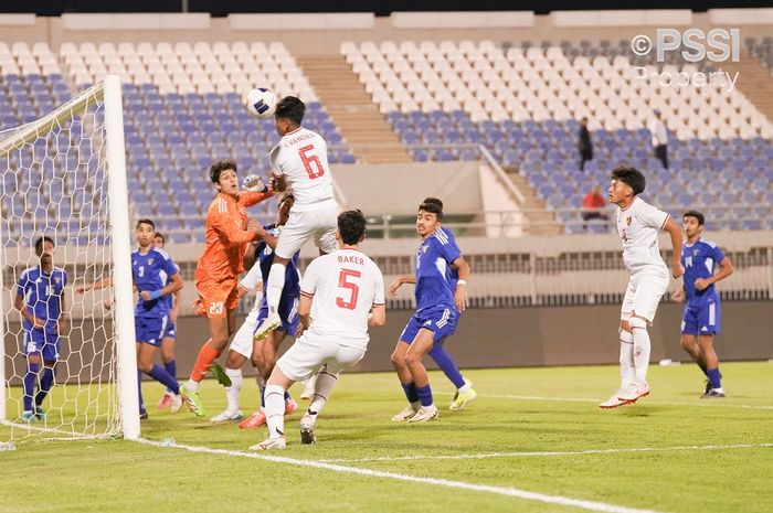 Proses gol Mathew Baker saat timnas U-17 Indonesia menang 1-0 atas tuan rumah Kuwait dalam laga perdana grup G Kualifikasi Piala Asia U-17 2025 di Stadion Al Ahmadi, Kuwait pada Rabu (23/10/2024).