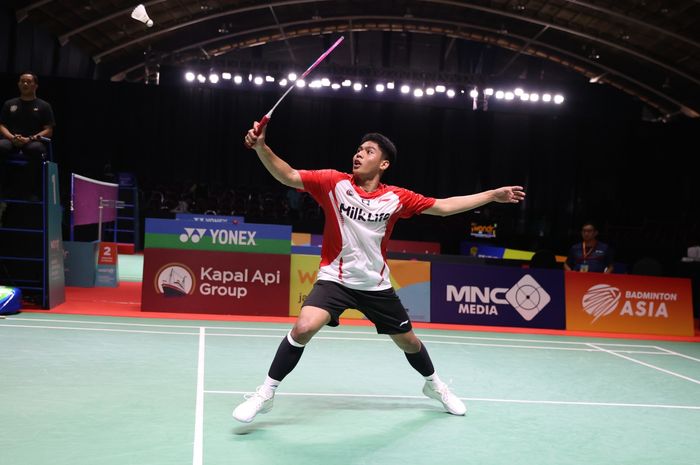 Tunggal putra Indonesia, Moh Zaki Ubaidillah pada babak 32 besar Indonesia International Challenge 2024, di Jatim Expo, Surabaya, Kamis  (24/10/2024).