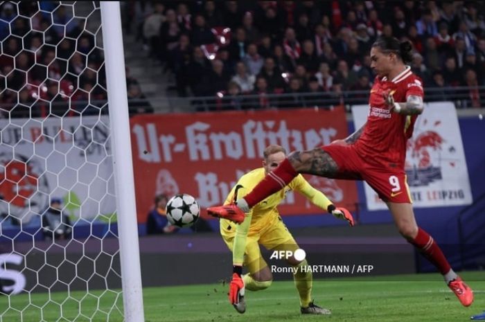 Darwin Nunez diledek mencuri gol Mohamed Salah ketika Liverpool mengalahkan RB Leipzig pada laga Liga Champions di Red Bull Arena (23/10/2024).