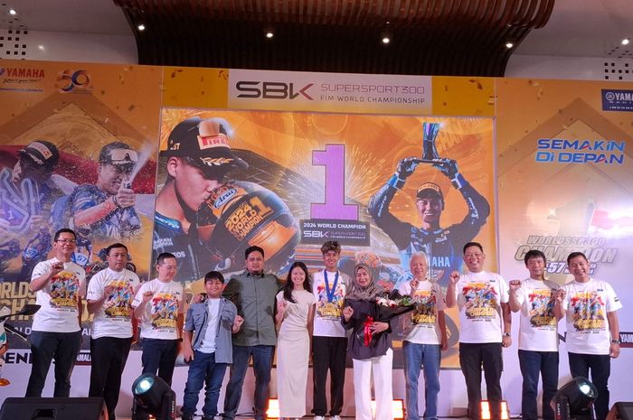 Pembalap Indonesia, Aldi Satya Mahendra, berpose dengan keluarga dan jajaran Yamaha Indonesia Motor Manufacturing (YIMM) usai menjadi Juara Dunia 2024 World Supersport 300 di Hotel Le Meridien, Jakarta, Kamis (24/10/2024).